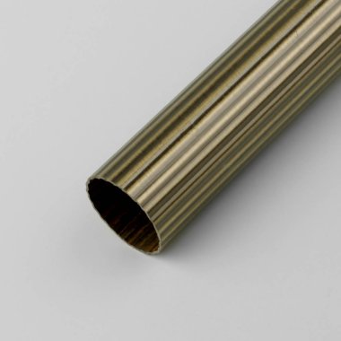 Gri arka plan üzerinde oluklu yüzeyli vintage metal perde tüp.