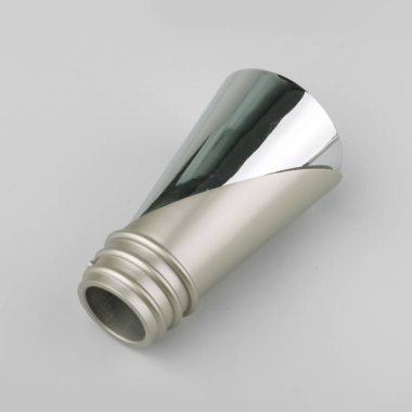 Gri arka planda perde saçak için modern metal bitiş