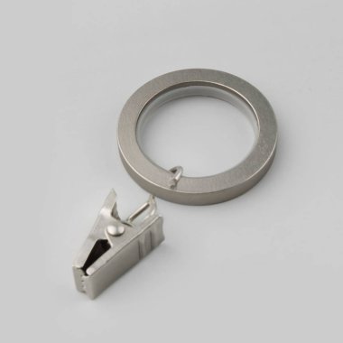 Gri arka plan üzerinde korniş kutup için askı ile Perde metal halka