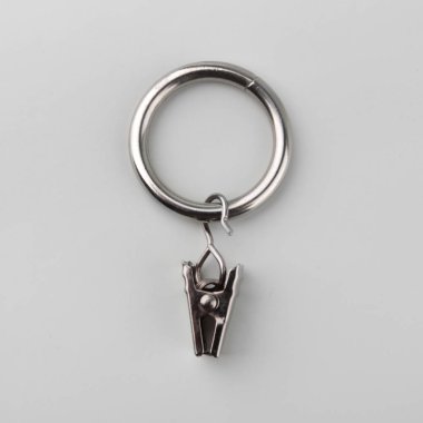 Gri arka plan üzerinde korniş kutup için askı ile Perde metal halka