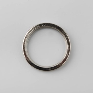 Gri arka plan üzerinde korniş kutup için perde metal halka