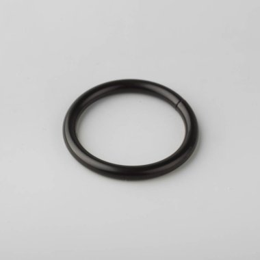 Gri arka plan üzerinde korniş kutup için perde metal halka