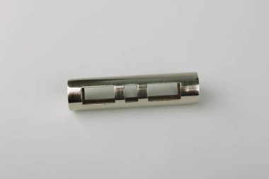 Gri arka planda perde direği için modern metal bitiş