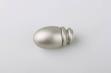 Gri arka plan üzerinde perde direği için modern oval metal son