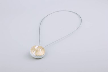 Gri arka plan üzerinde perde için dize dekorasyon ile yuvarlak süslü toka