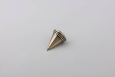 Gri arka plan üzerinde perde eaves için koni metal fiş