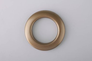 Gri arka planda korniş sabitleme için perde grommet halka