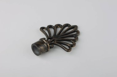 Gri arka plan üzerinde perde direği için modern yaprak şeklinde son