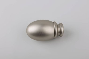 Gri arka planda perde saçak için modern metal bitiş