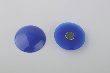 Gri arka plan üzerinde perde için yuvarlak mavi toka süslemeleri