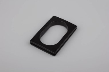 Siyah dikdörtgen perde gri arka plan üzerinde korniş sabitleme için oval delik ile grommet