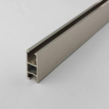 Gri arka plan üzerinde modern metal perde çubuk tüp.