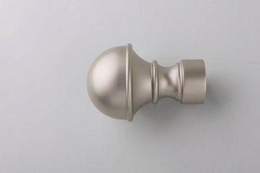 Gri arka planda perde saçak için modern metal bitiş