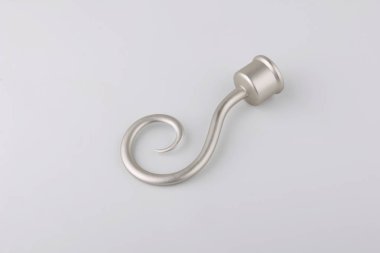 Gri arka plan üzerinde perde direği için modern kanca biten