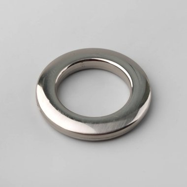 Gri arka planda korniş sabitleme için perde grommet halka