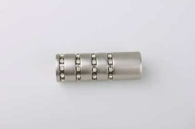 Gri arka planda perde direği için modern metal bitiş