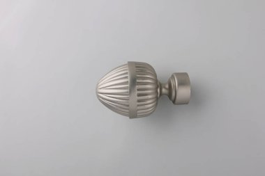 Gri arka plan üzerinde perde direği için modern meşe palamudu şeklinde metal son