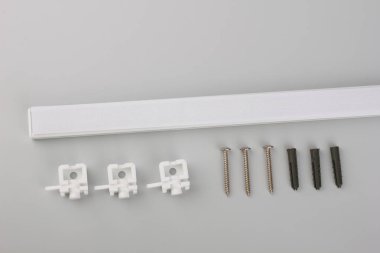 Beyaz güneşlikler direkler ve gri arkaplanda plastik aksesuarlar