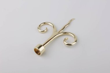 Gri arka plan üzerinde perde korniş için modern mızrak finial