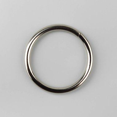 Gri arka plan üzerinde korniş kutup için perde metal halka