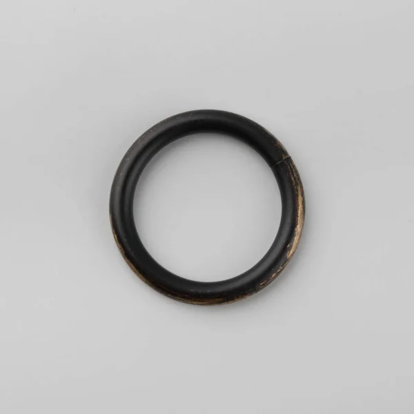 Металлическое Кольцо Карниза Сером Фоне — стоковое фото