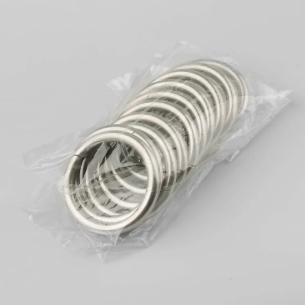 Pakiet Metalowych Pierścieni Osłonowych Słupa Gnogo Szarym Tle — Zdjęcie stockowe
