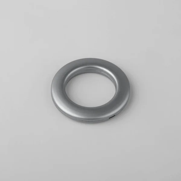 Anillo Ojal Cortina Para Fijación Cornisa Sobre Fondo Gris — Foto de Stock