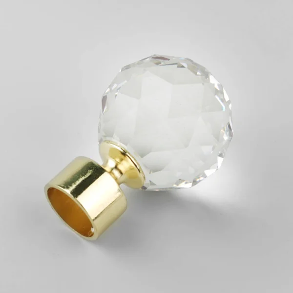 グレーの背景にカーテンコーニスのための形の結晶ヴィンテージフィニアル — ストック写真