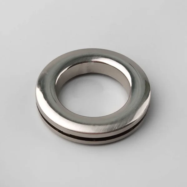 Anillo Ojal Cortina Circular Para Fijación Cornisa Sobre Fondo Gris —  Fotos de Stock