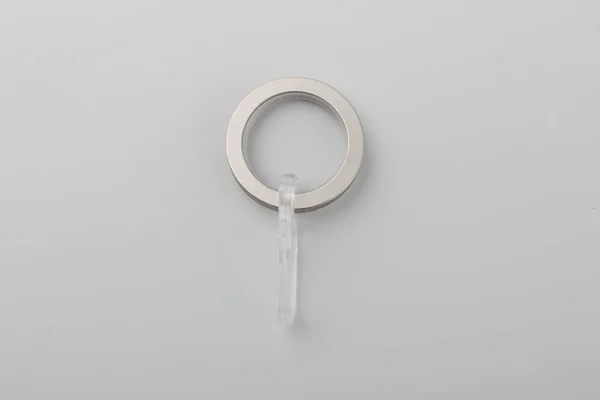 Gordijn Metalen Ring Met Kunststof Hanger Voor Kroonlijst Pole Grijze — Stockfoto