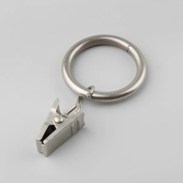 Gordijn Metalen Ring Met Hanger Voor Kroonlijst Pole Grijze Achtergrond — Stockfoto