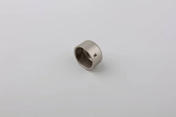 灰色の背景にカーテンコーニスのためのシンプルな金属フィニアル — ストック写真