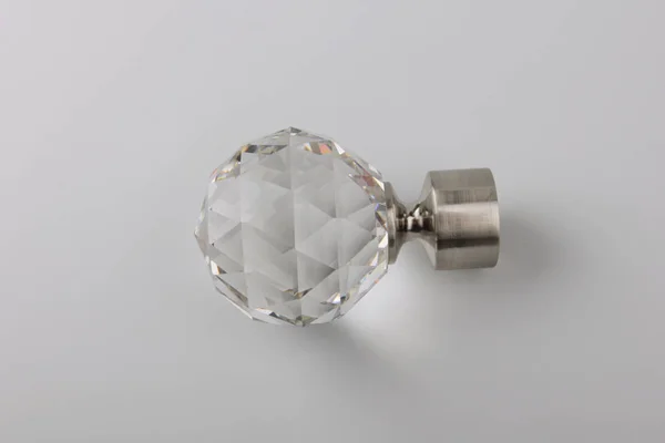 Einfacher Kristallstecker Für Vorhangtraufe Auf Grauem Hintergrund — Stockfoto