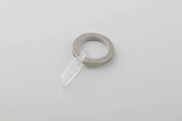 Cincin Logam Tirai Dengan Gantungan Plastik Untuk Tiang Cornice Pada — Stok Foto
