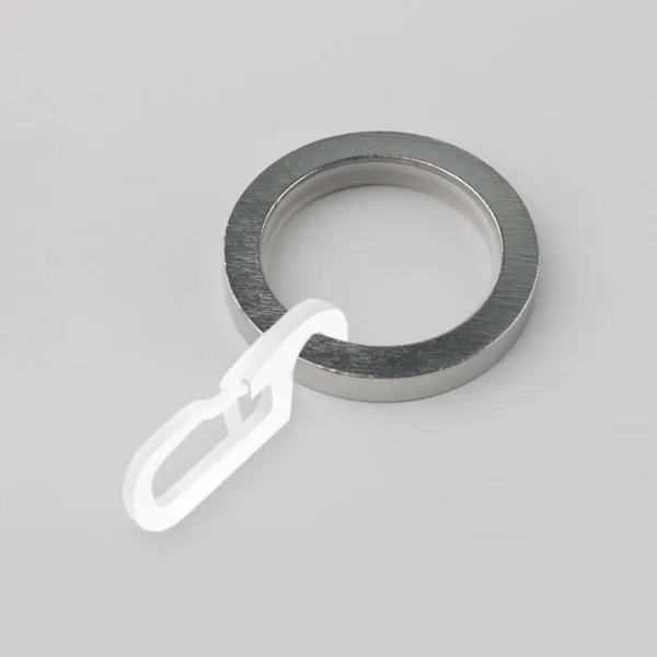 Металлическое Кольцо Пластиковой Вешалкой Карниза Сером Фоне — стоковое фото