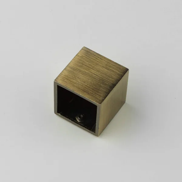 Cubo Forma Cortina Metal Final Cornisa Sobre Fondo Gris — Foto de Stock