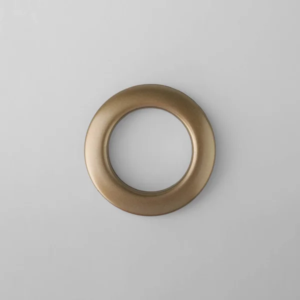 Кольцо Карниза Закрепленное Сером Фоне — стоковое фото