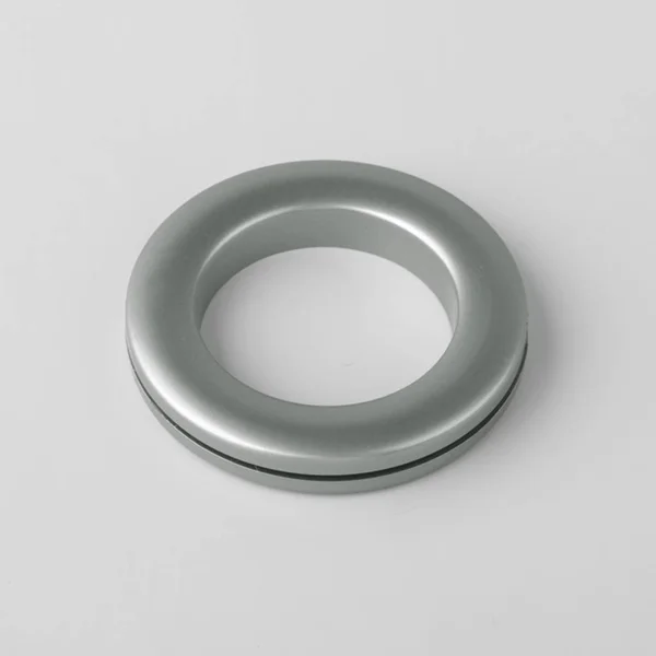 Anel Grommet Cortina Circular Para Fixação Cornija Fundo Cinza — Fotografia de Stock