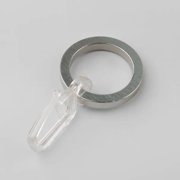 Металлическое Кольцо Пластиковой Вешалкой Карниза Сером Фоне — стоковое фото