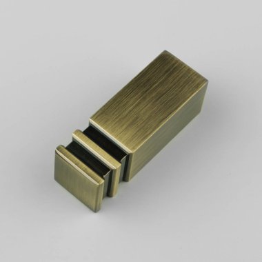 Gri arka planda tasarlanmış Metal perde kutup ucu