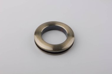 Gri arka planda korniş sabitleme için dairesel perde grommet halka