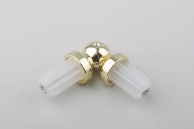 Gri arka plan üzerinde korniş için modern bağlantı elemanı