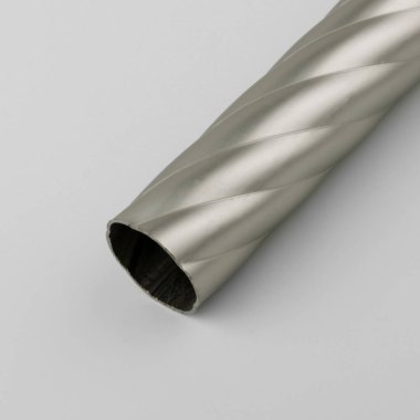 Gri arka plan üzerinde oluklu yüzeye sahip modern metal perde tüpü.