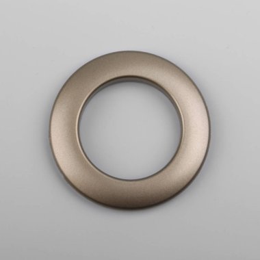 Gri arka planda korniş sabitleme için perde grommet halka