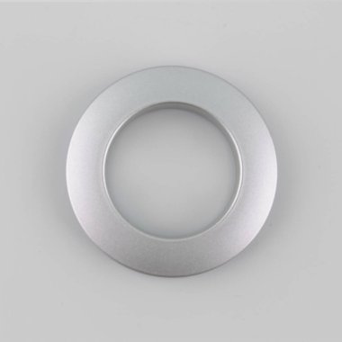 Gri arka planda korniş sabitleme için dairesel perde grommet halka