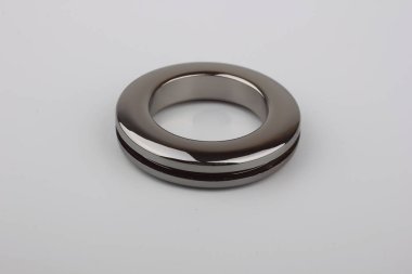 Gri arka planda korniş sabitleme için parlak metal perde grommet halka