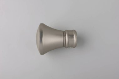 Gri arka planda perde saçak için modern metal bitiş