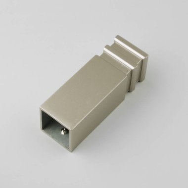 Gri arka planda tasarlanmış Metal perde kutup ucu