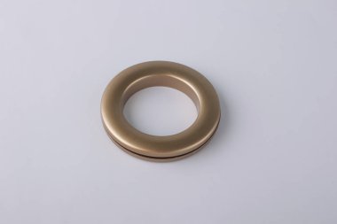 Gri arka planda korniş sabitleme için perde grommet halka