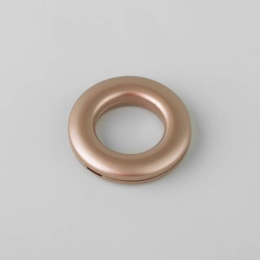 Gri arka planda korniş sabitleme için perde grommet halka